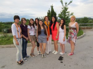 Lara, Valentina, Ines, Katarina, Tesa, Helena, Anita i Samanta s odgajateljicom Bagić