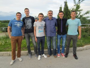 Luka, Mihael, Matija, Miroslav i Ivan s odgajateljem Grgatom
